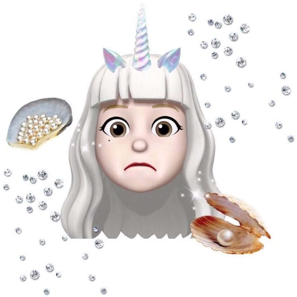 表情符號 桌布 壁紙 — 一個悲傷臉孔的獨角獸女孩，白色頭髮和珍珠貝殼，被漂浮的鑽石環繞。