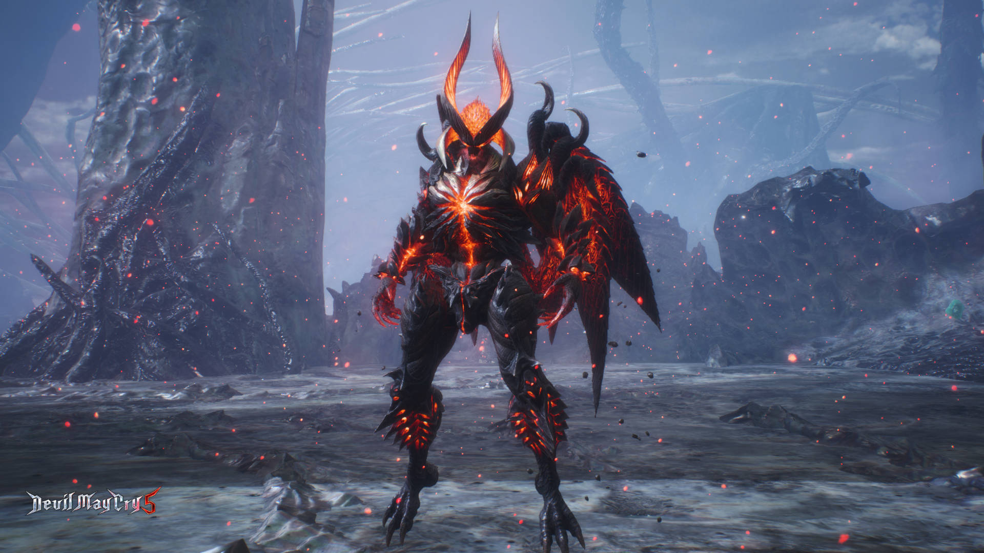Devil May Cry 5 桌布 壁紙 — 一個惡魔戰士，身穿發光紅色盔甲，頭上有角，站在霧氣瀰漫的廢墟中，周圍漂浮著餘燼和鋸齒狀的石頭。