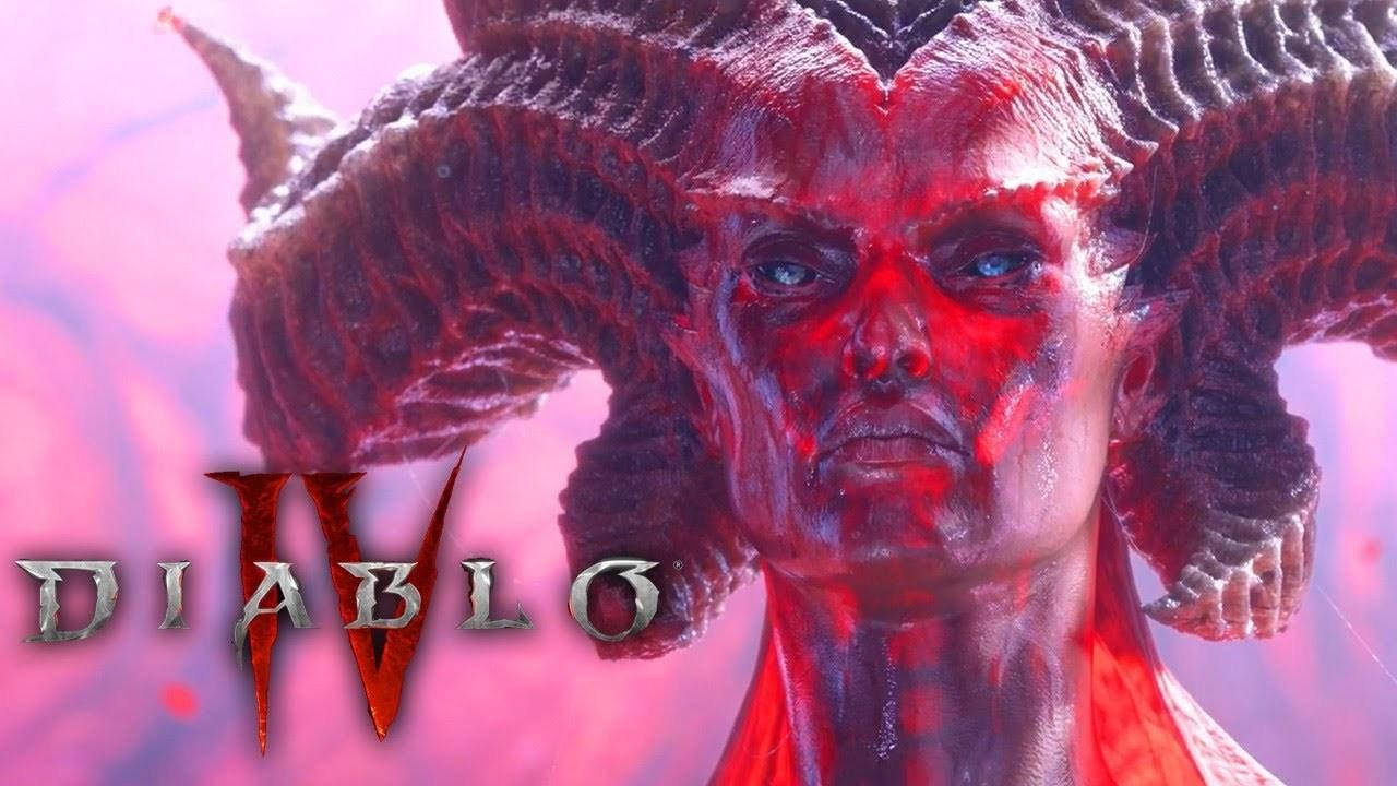 暗黑破壞神4 桌布 壁紙 — 一個惡魔般的人物，擁有巨大的彎曲角和發光的藍色眼睛，在粉紅色紅色的迷霧背景下強烈凝視。
