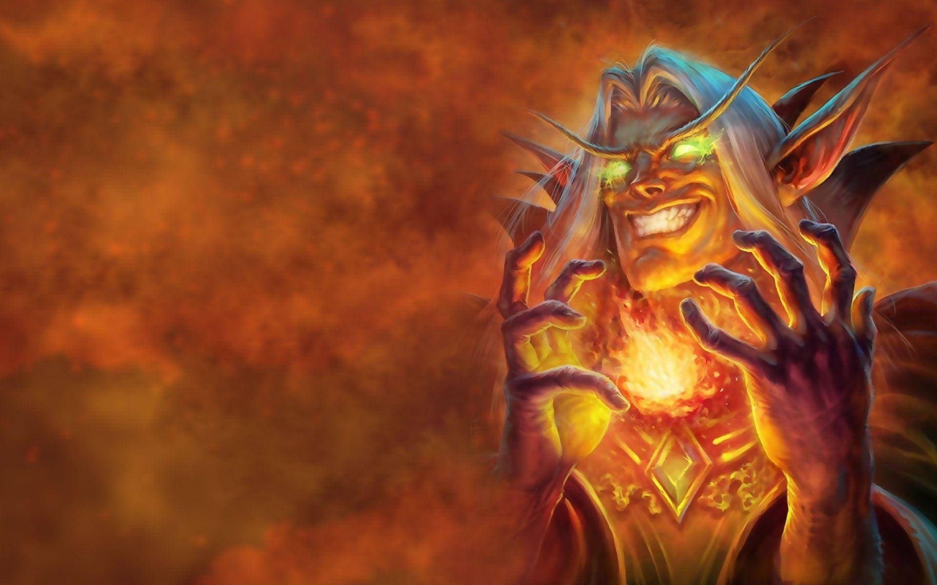 Hearthstone 桌布 壁紙 — 一個惡魔般的人物，擁有發光的綠色眼睛和火焰之手，在旋轉的橙色背景下引導熔化的能量。