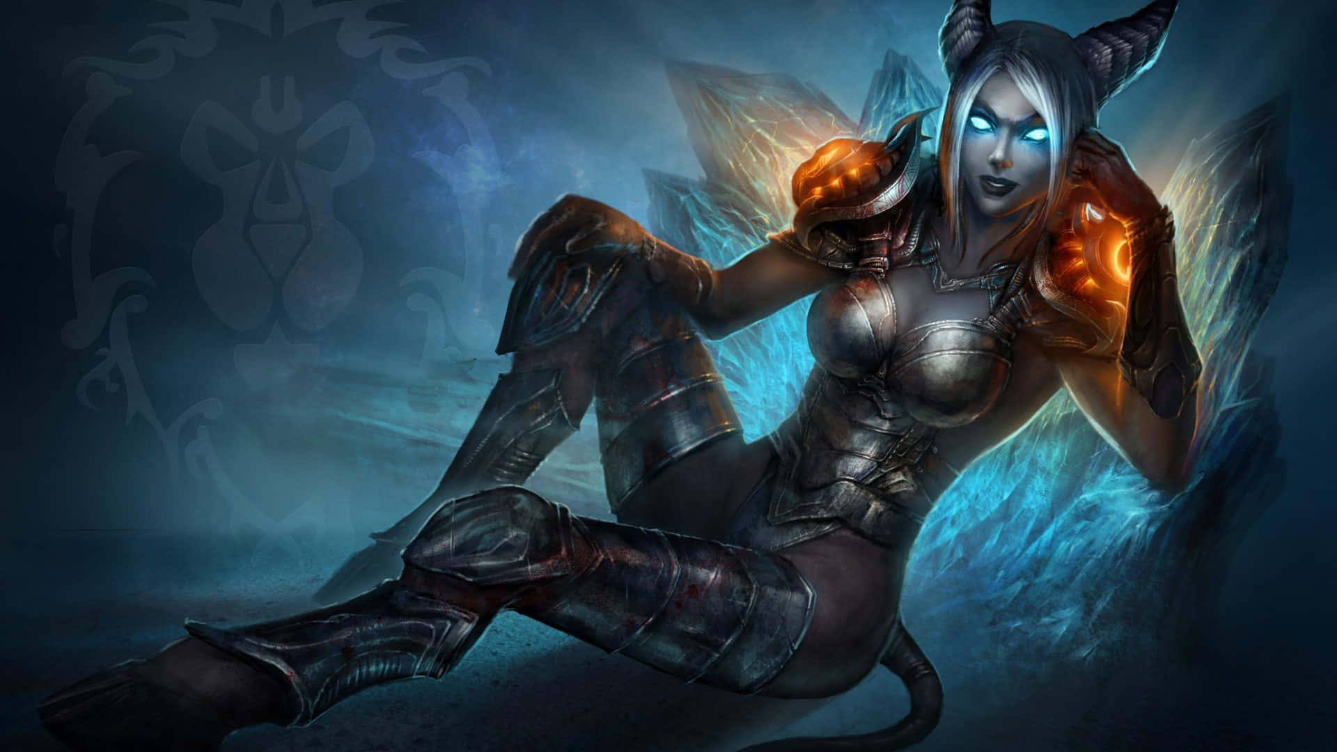 World Of Warcraft 1920x1080 桌布 壁紙 — 一個惡魔般的女戰士，擁有發光的藍色眼睛和火焰般的肩甲，穿著黑暗盔甲，坐在神秘的藍色背景前。