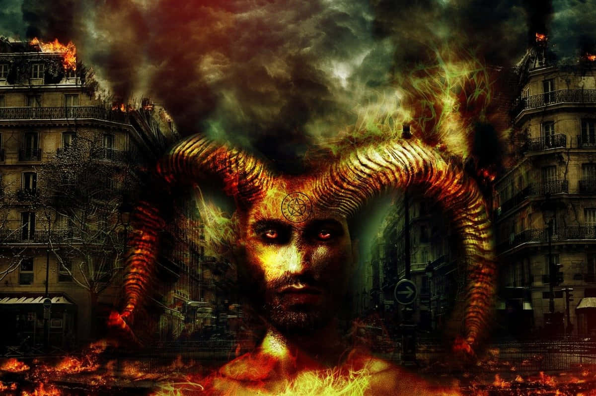 惡魔動圖 桌布 壁紙 — 一個惡魔面孔，擁有發光的紅色眼睛和巨大的角，從火焰中出現，周圍是燃燒中的歐洲風格建築，背景是黑暗風暴的天空。
