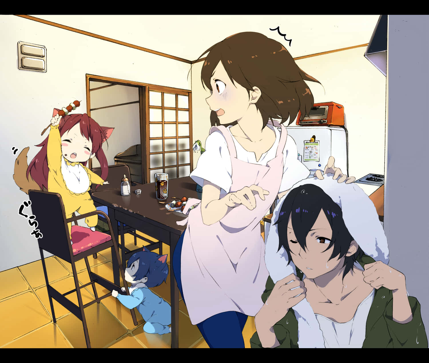 Wolf Children 桌布 壁紙 — 一個愉快的動漫廚房場景，一位穿著圍裙的女性與兩個孩子和一隻貓咪嬉戲互動。