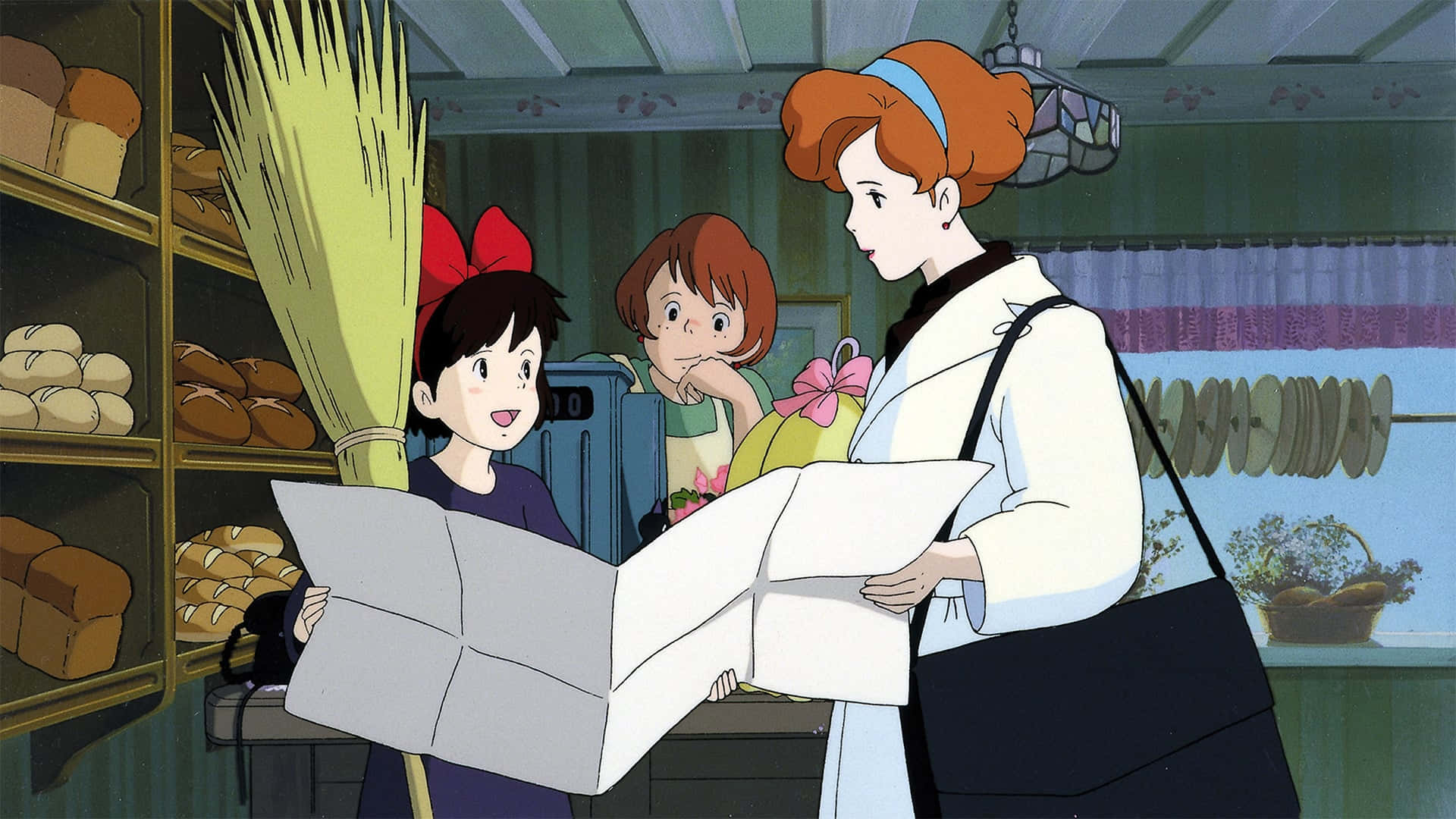kiki's delivery service 桌布 壁紙 — 一個愉快的動畫場景，在麵包店裡，一位女士向兩個被麵包架包圍的小女孩展示地圖。