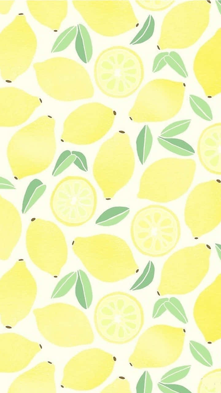 Yellow Summer 桌布 壁紙 — 一個愉快的圖案，包含完整和切片檸檬，搭配綠色葉子，在奶油白色背景上。