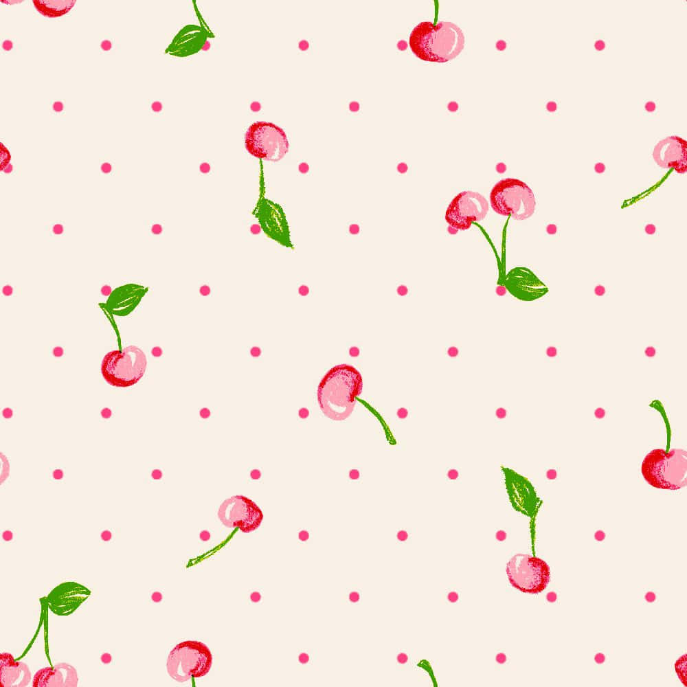 Cherry Aesthetic 桌布 壁紙 — 一個愉快的圖案，粉紅色的櫻桃配上綠色的葉子，散落在帶有粉紅色圓點的奶油色背景上。