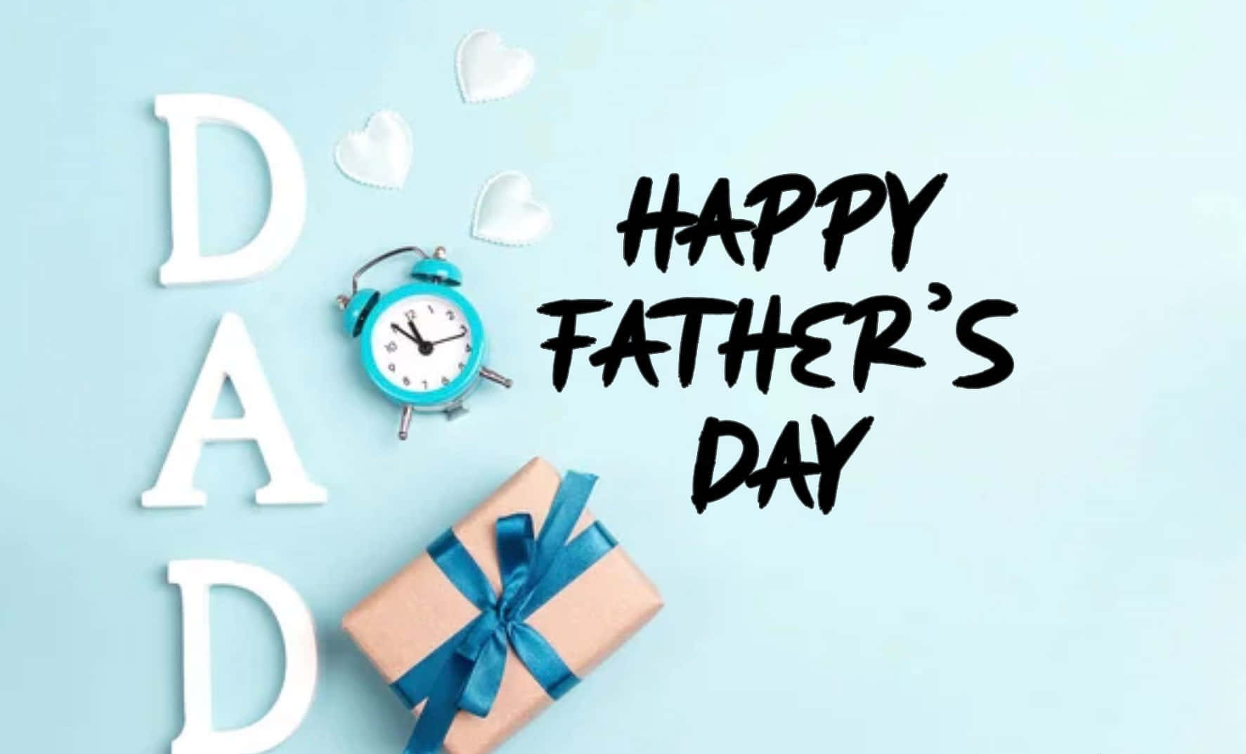 Fathers Day 桌布 壁紙 — 一個愉快的父親節平面佈置，有白色字母、禮物盒、藍色絲帶和一個復古鬧鐘在柔和的藍色背景上。