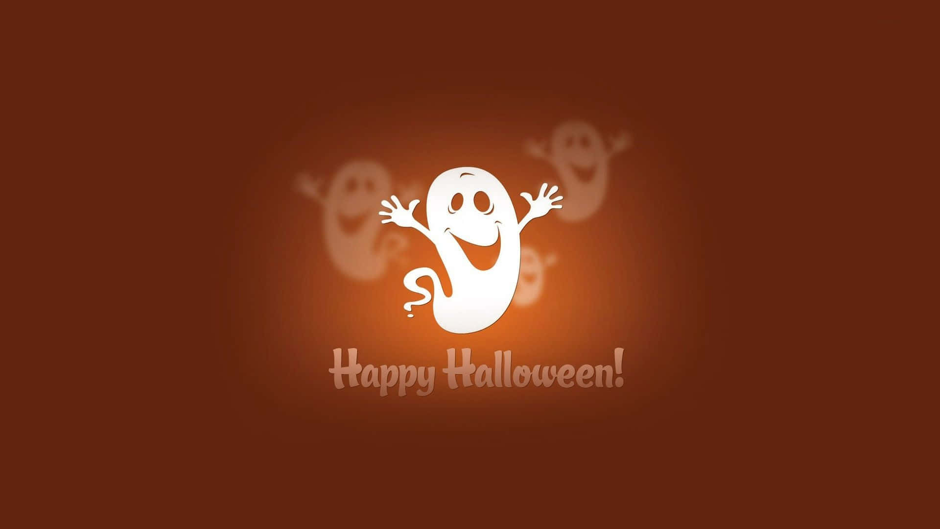Funny Halloween 桌布 壁紙 — 一個愉快的白色卡通幽靈舉起手臂，在溫暖的橙色漸層背景上微笑，背景有模糊的幽靈剪影和「Happy Halloween!」文字。