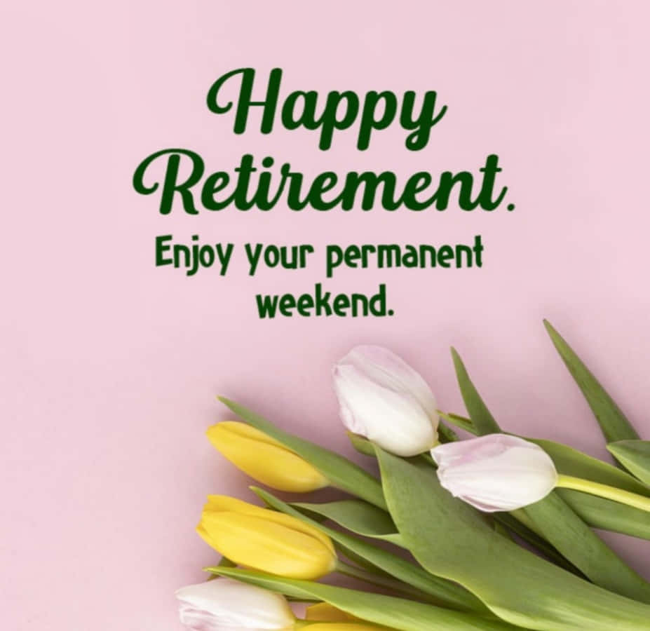 Retirement 桌布 壁紙 — 一個愉快的粉紅色背景，帶有綠色草書文字慶祝退休，角落裡有一束黃色和白色的鬱金香。