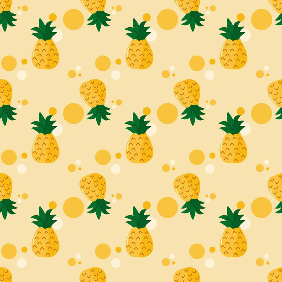Fruit 桌布 壁紙 — 一個愉快的重複圖案，卡通鳳梨帶有綠色皇冠和黃色圓圈，在淡黃色背景上。