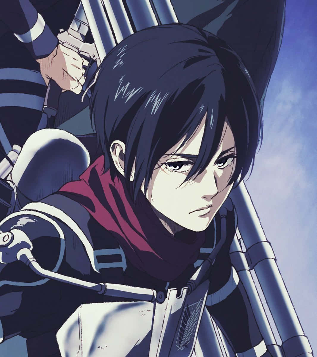 Mikasa Ackerman 桌布 壁紙 — 一個意志堅定的動漫女孩，留著黑色短髮，戴著紅色圍巾，在陰雲密布的天空下緊握武器。