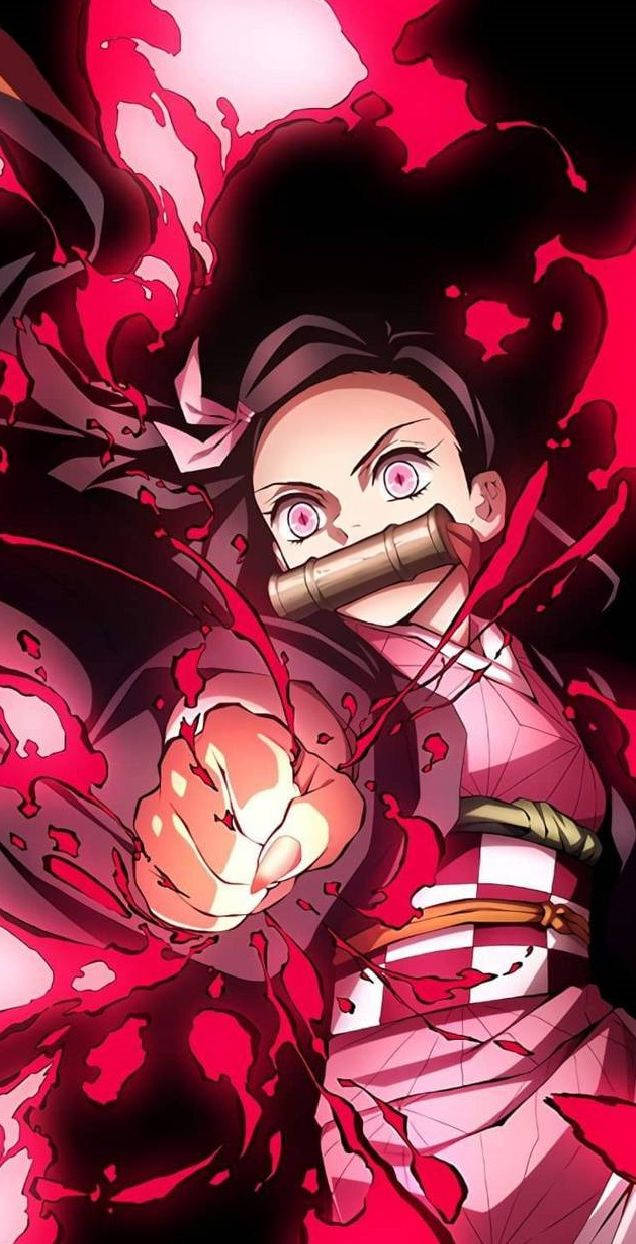 動漫惡魔 桌布 壁紙 — 一個意志堅定的動漫女孩，粉紅色的眼睛和竹製口塞，向前揮拳，紅色能量在她周圍爆炸，形成一個動態的戰鬥場景。