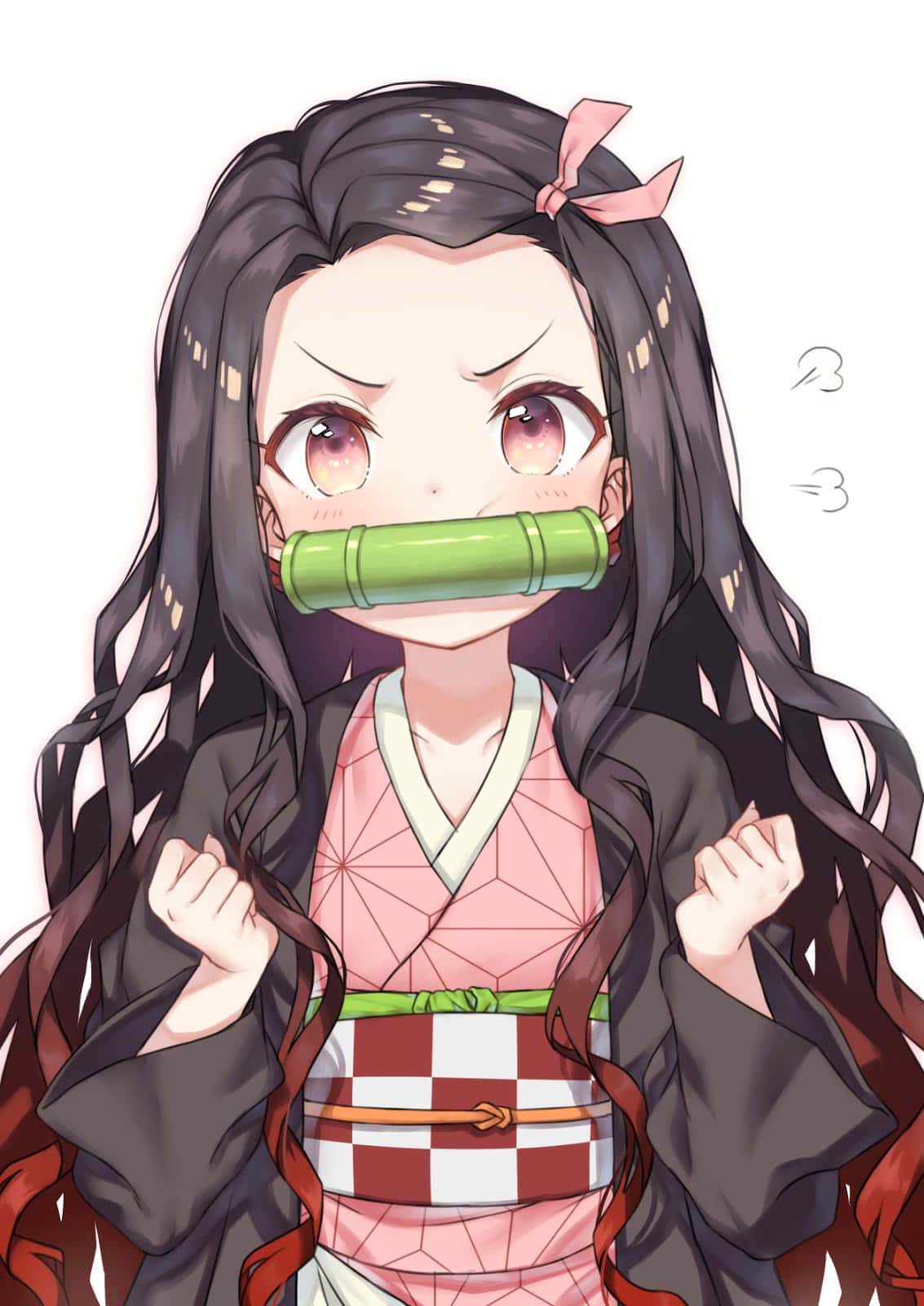 Cool Nezuko 桌布 壁紙 — 一個意志堅定的動漫女孩，長長的黑髮，戴著竹製口塞，穿著粉紅色和紅色的和服，緊握拳頭。