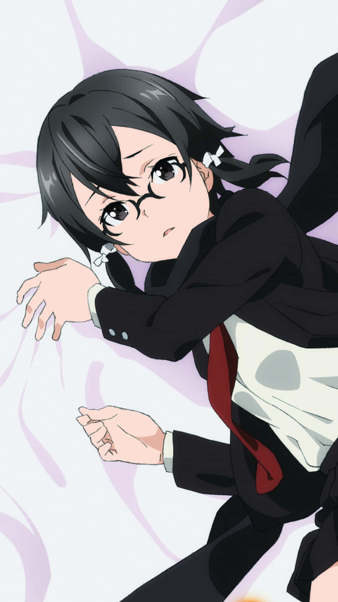 Shino Asada 桌布 壁紙 — 一個意志堅定的動漫女孩，黑髮戴眼鏡，在柔和的紫色背景前以動態姿勢向前衝刺。