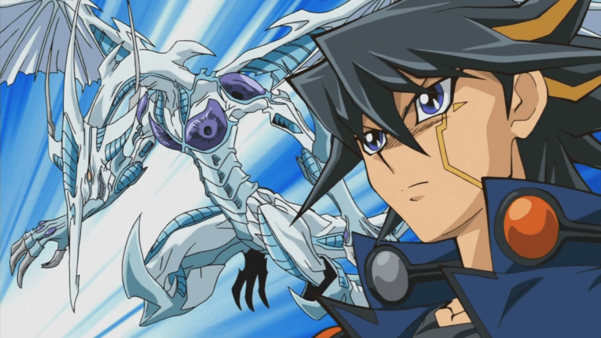 Yusei Fudo 桌布 壁紙 — 一個意志堅定的動畫男孩，黑髮藍眼，站在一隻雄偉的白紫龍旁邊，背景是動態的藍色。