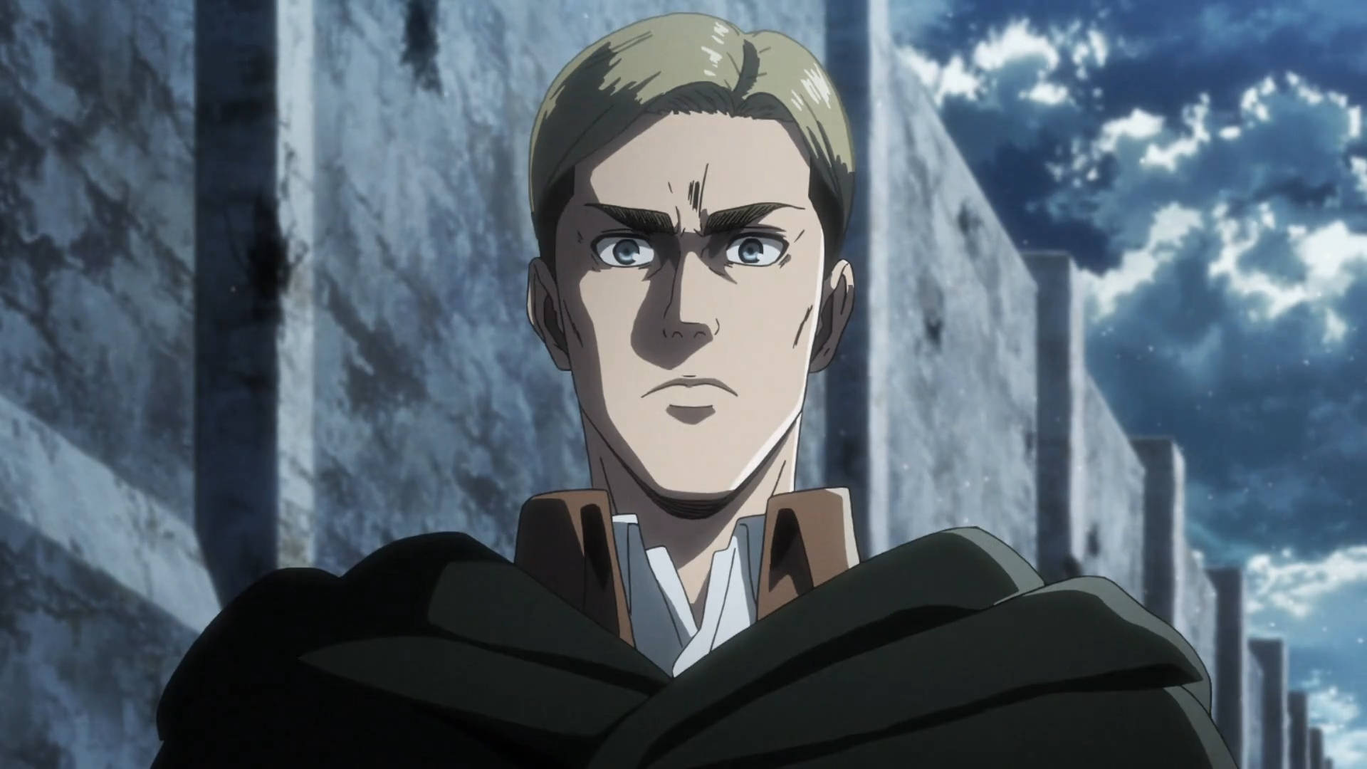 Erwin 桌布 壁紙 — 一個意志堅定的金髮動畫士兵，在暴風雨的天空下，站在高聳的石牆前。