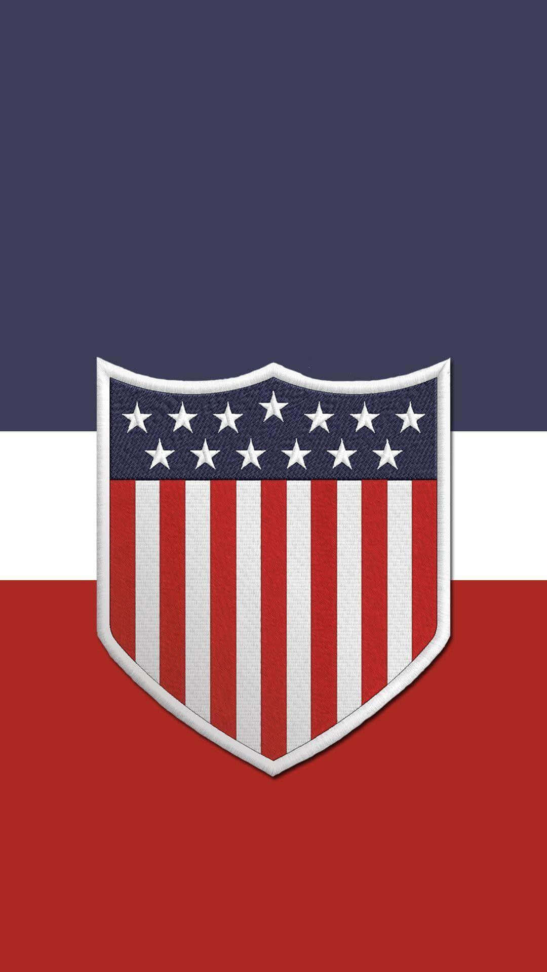 USA iPhone 桌布 壁紙 — 一個愛國盾牌徽章，中央有星星和條紋，背景為海軍藍、白色和紅色的三色設計。