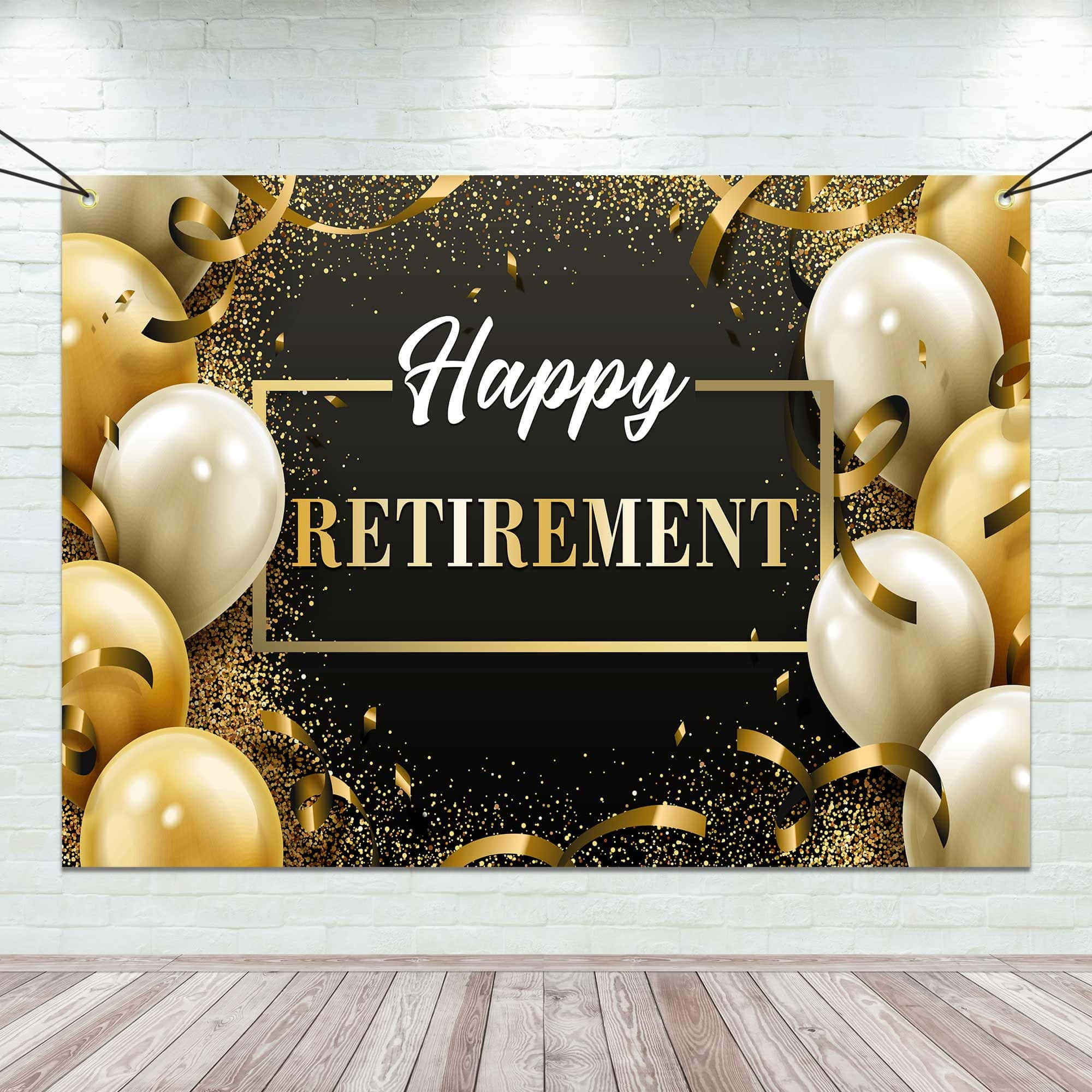 Retirement 桌布 壁紙 — 一個慶祝退休的橫幅，帶有金色氣球、五彩紙屑和亮粉，背景為黑色，掛在白色磚牆上。