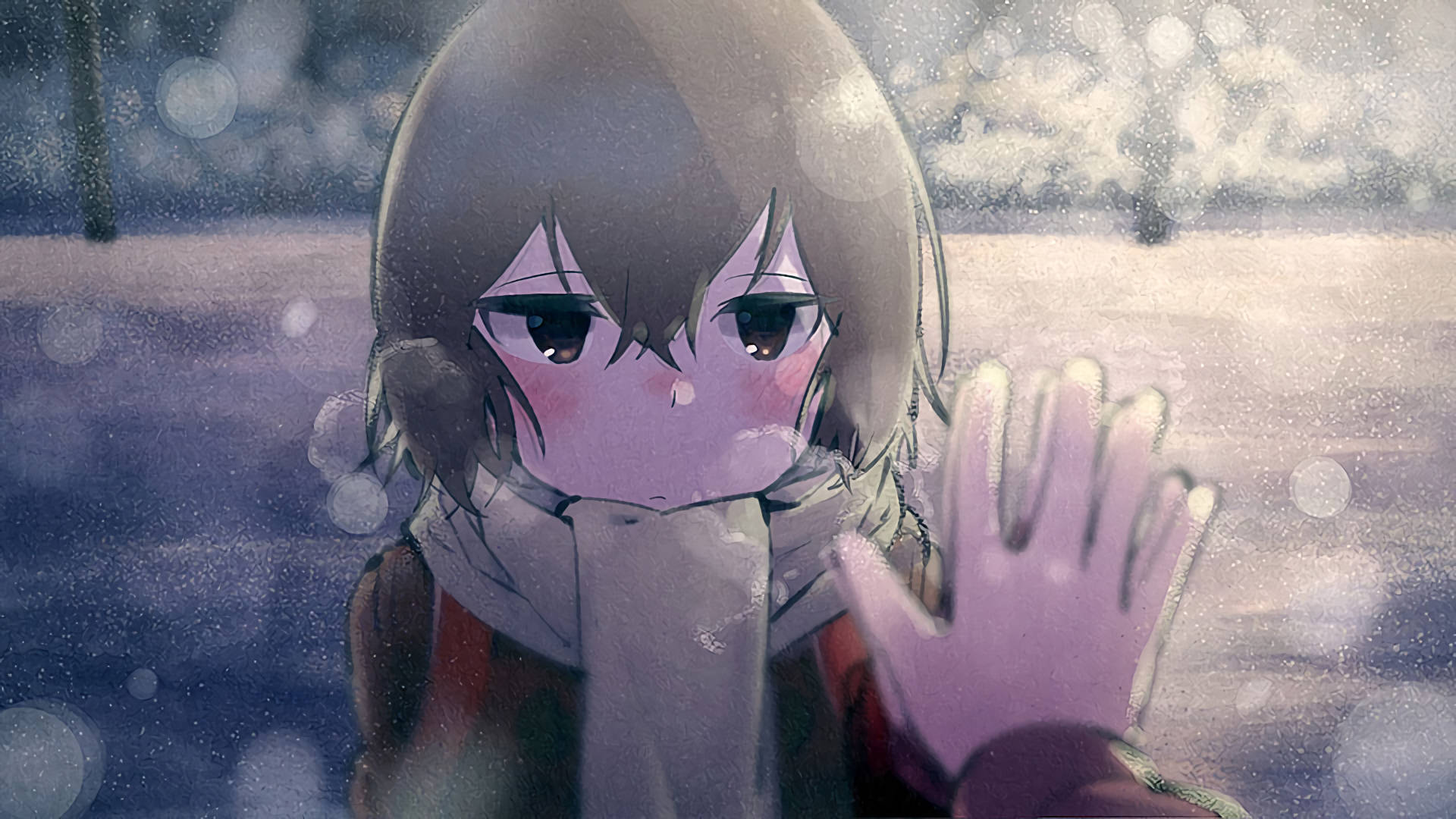 Erased 桌布 壁紙 — 一個憂鬱的動漫女孩，棕色頭髮，戴著手套的手按在積雪的窗戶上，窗外雪花飄落。