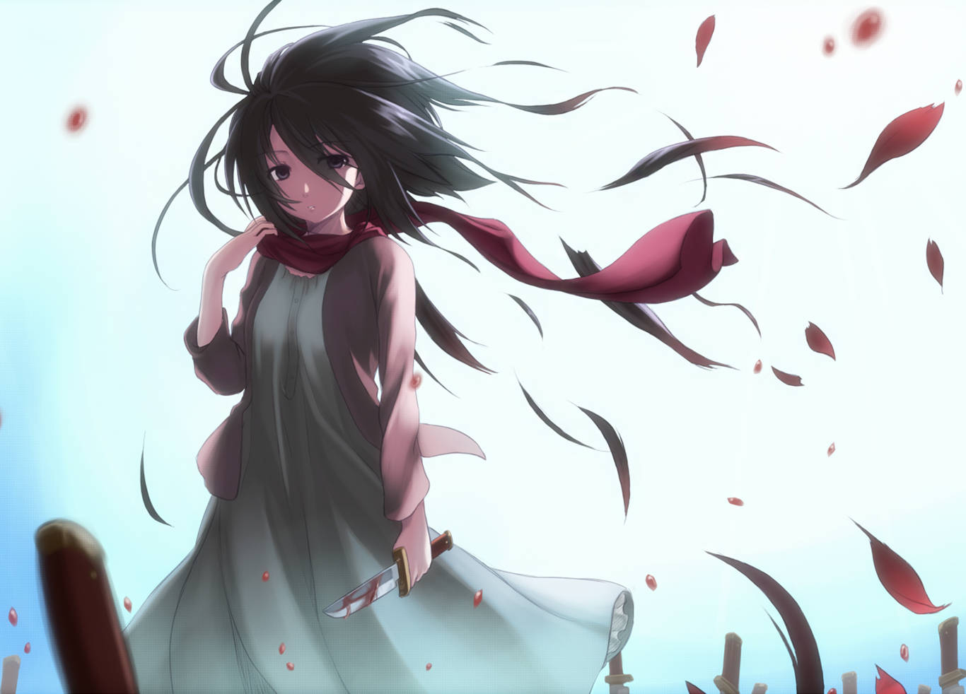 Mikasa Ackerman 桌布 壁紙 — 一個憂鬱的動漫女孩，深色頭髮，紅色圍巾，站在飄落的紅色花瓣中，手持一把血淋淋的刀，背景是淡藍色的天空。