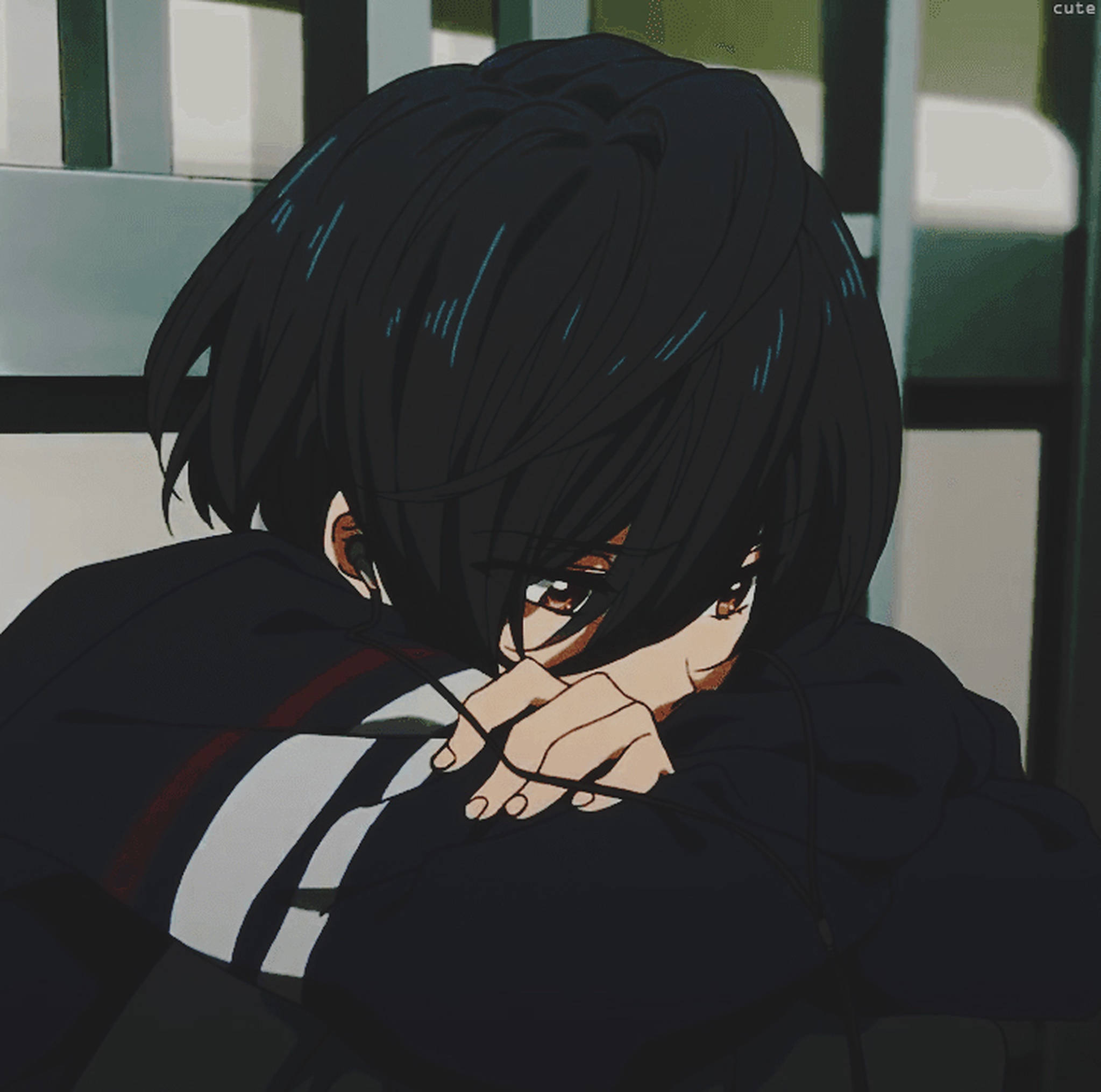 emo 頭像 桌布 壁紙 — 一個憂鬱的動漫女孩，深色頭髮和紅色眼睛，穿著深色連帽衫，把臉藏在手臂裡。