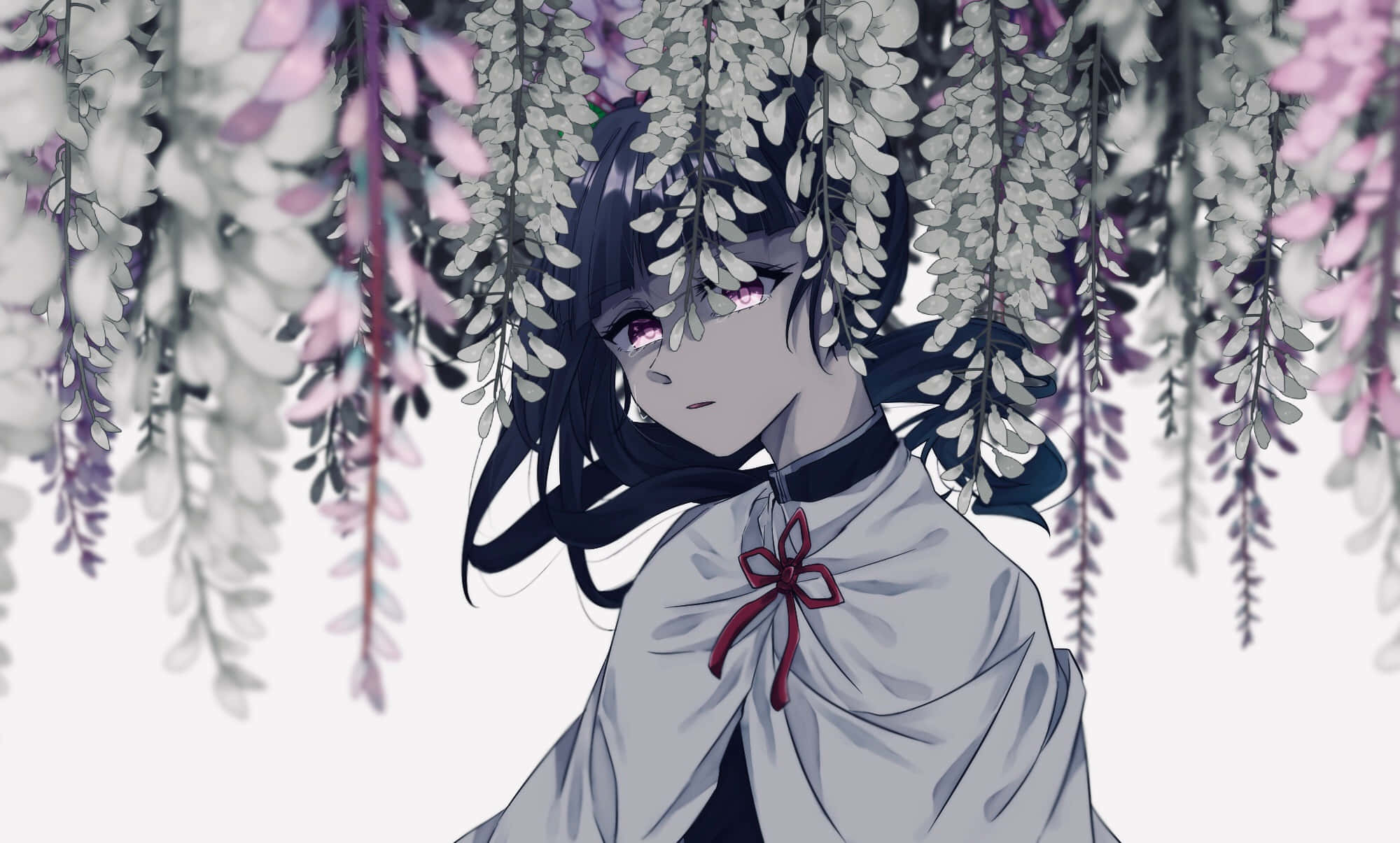 Demon Slayer Kanao 桌布 壁紙 — 一個憂鬱的動漫女孩，深色頭髮和紫色眼睛，在柔和的粉彩色調中，在垂落的紫藤花下俯視。
