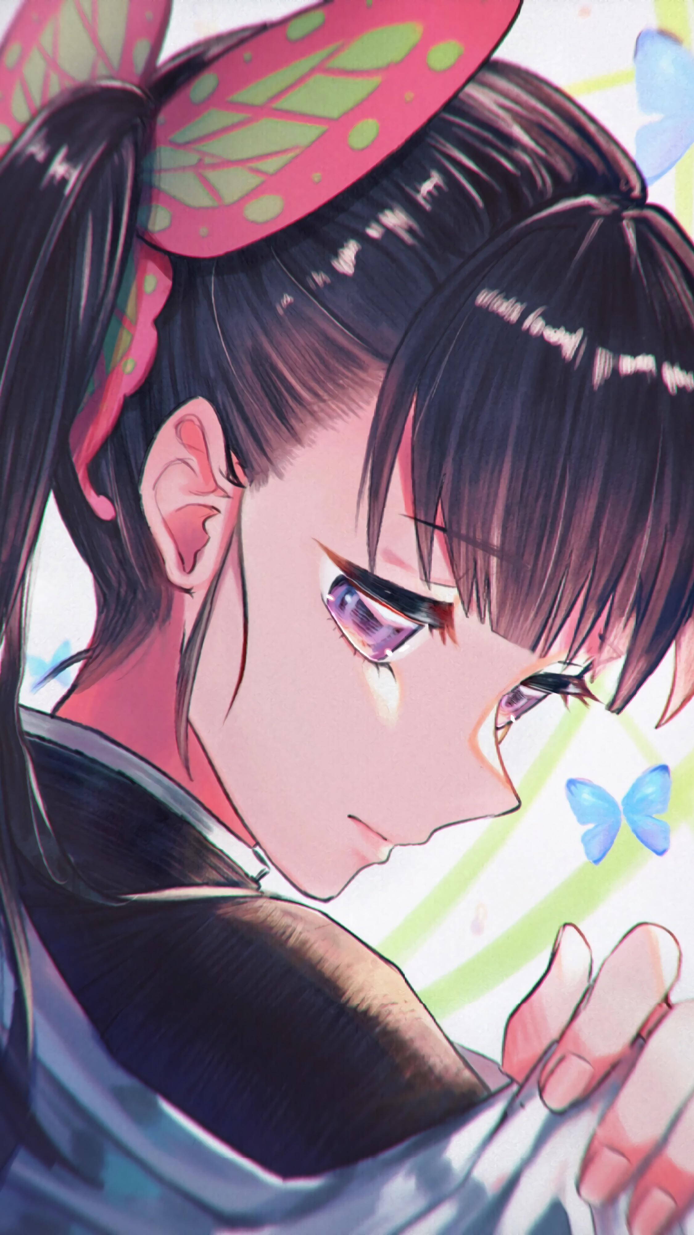 鬼滅之刃 桌布 壁紙 — 一個憂鬱的動漫女孩，深色頭髮和紫色眼睛，低頭凝視，藍色蝴蝶在她頭頂飛舞。