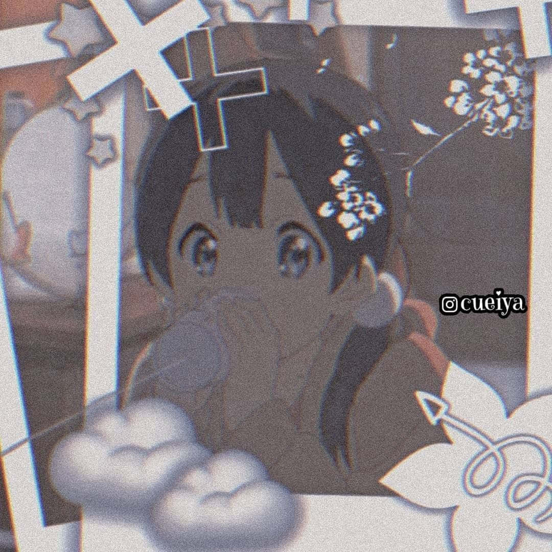 Aesthetic Anime Pfp 桌布 壁紙 — 一個憂鬱的動漫女孩，深色頭髮和花卉點綴，透過撕破的照片框架和浮雲的拼貼畫凝視。