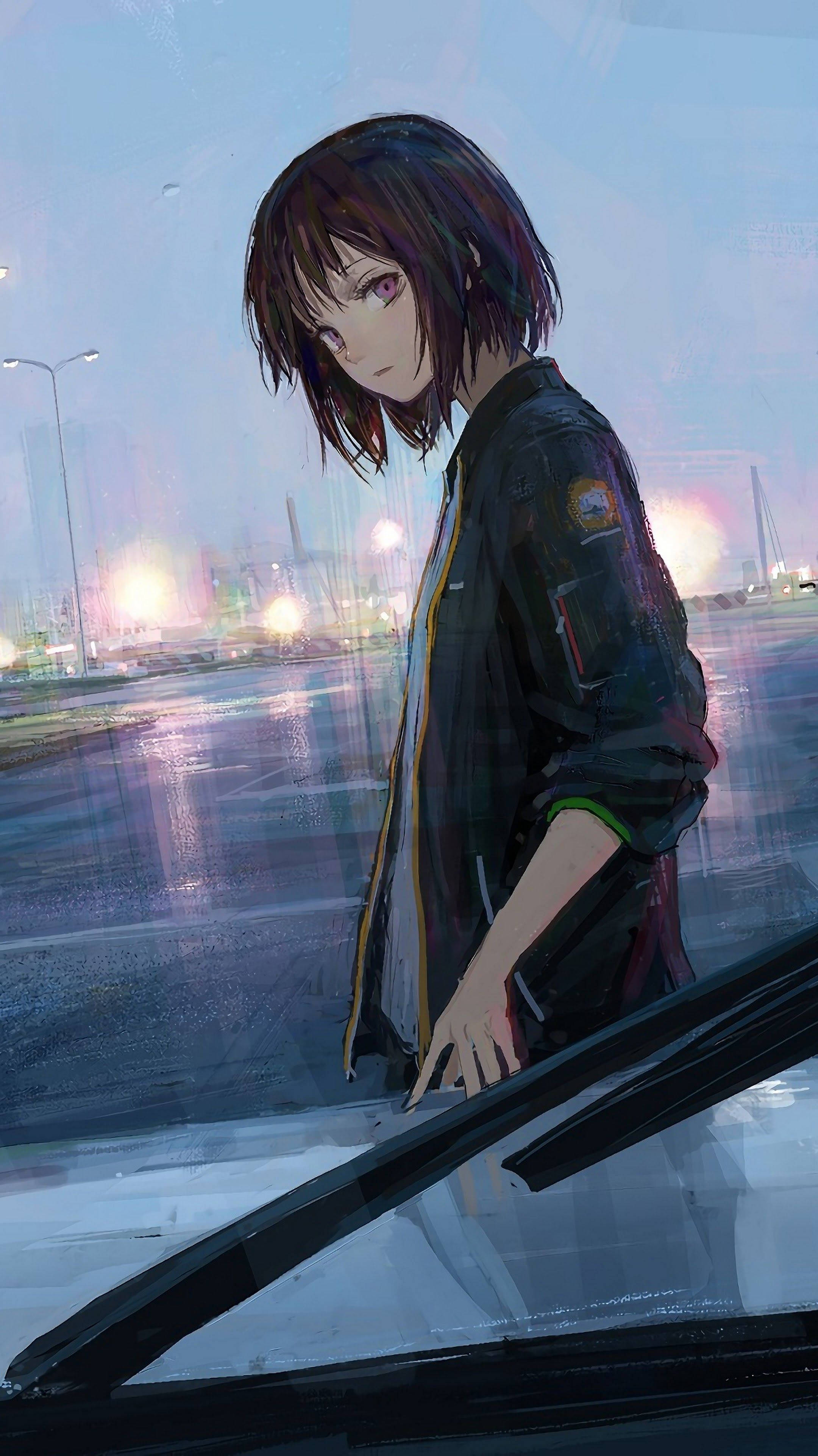 動漫女孩 桌布 壁紙 — 一個憂鬱的動漫女孩，紫色眼睛，在黃昏的雨景中靠著車頭蓋，周圍有發光的街燈。