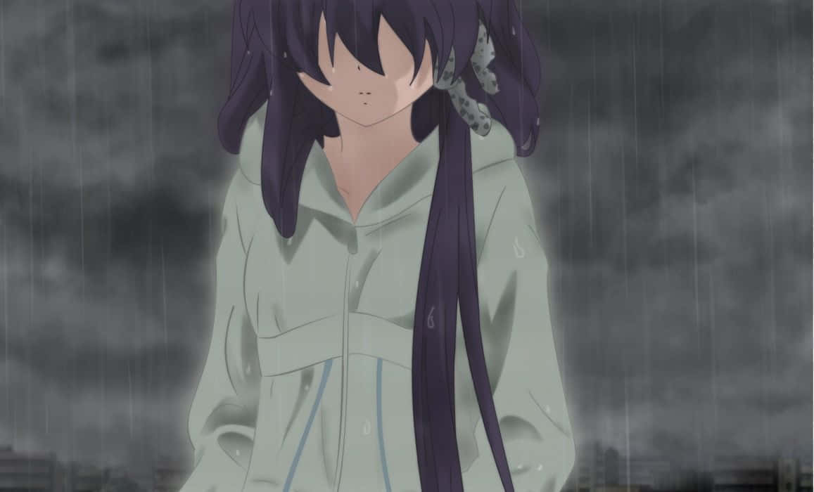 動漫 桌布 壁紙 — 一個憂鬱的動漫女孩，紫色頭髮，站在一場大雨中，她的淺色連帽衫濕透，臉頰低垂，背景是陰沉的灰色天空。