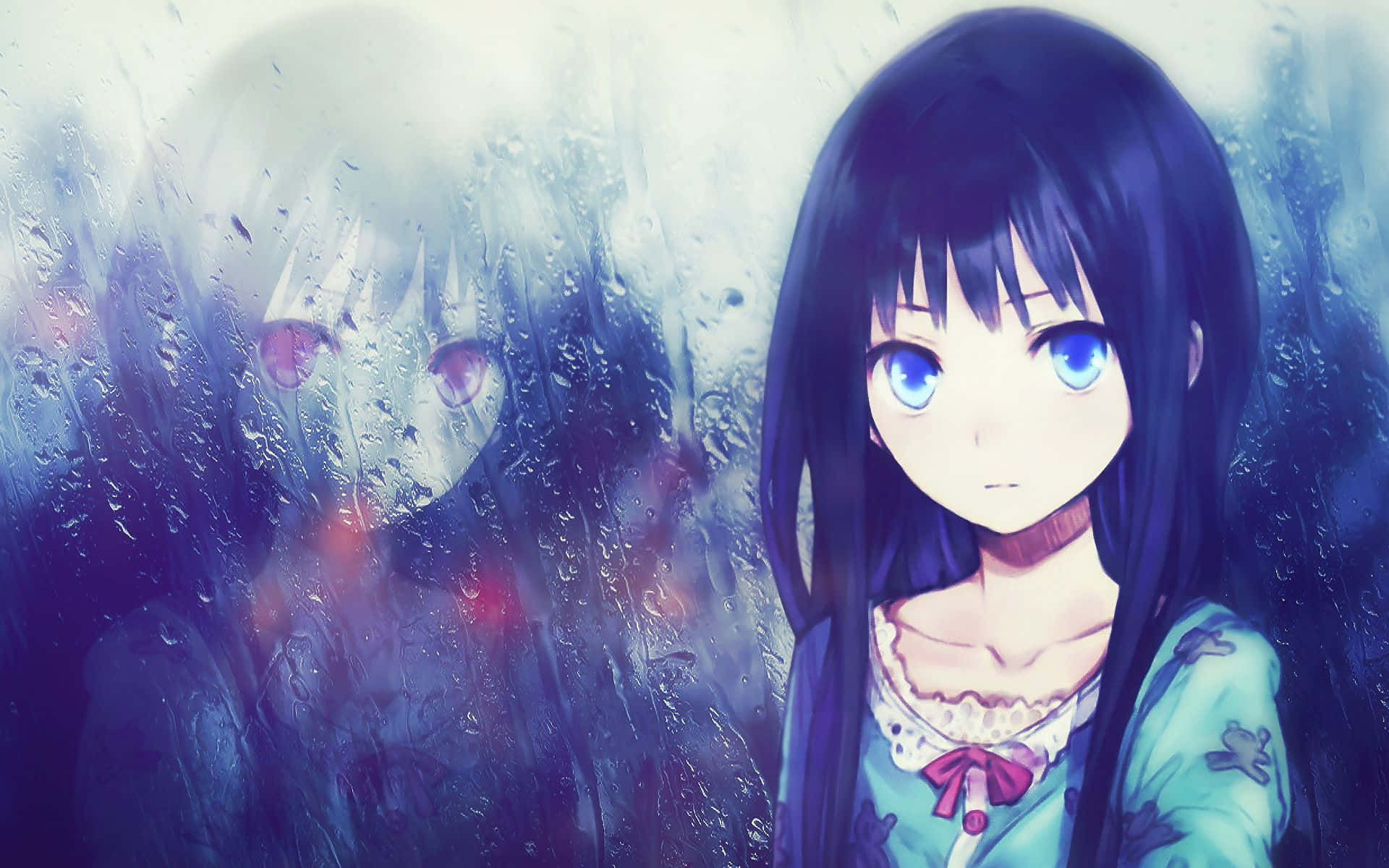 可愛動漫 桌布 壁紙 — 一個憂鬱的動漫女孩，藍色的眼睛透過濺滿雨水的玻璃凝視，身後有一個紅眼的幽靈般身影隱現。