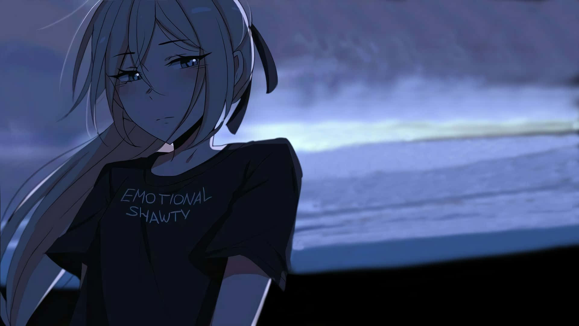 Sad Aesthetic Anime 桌布 壁紙 — 一個憂鬱的動漫女孩，銀色頭髮，穿著黑色T恤，在黃昏時分站在霧氣瀰漫的海洋邊。