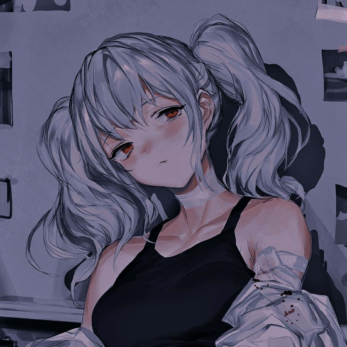 Aesthetic Anime Profile 桌布 壁紙 — 一個憂鬱的動漫女孩，銀色頭髮和紅色眼睛，靠在昏暗房間的牆上。