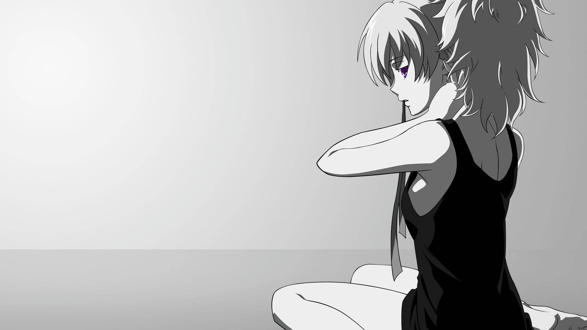 White Anime 桌布 壁紙 — 一個憂鬱的動漫女孩，銀色頭髮和紫色眼睛，獨自坐在灰階中，雙臂交叉，靜靜地低頭沉思。