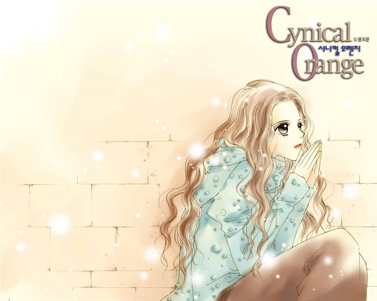 Romance 桌布 壁紙 — 一個憂鬱的動漫女孩，長著波浪長髮，靠著磚牆坐著，雙手緊握，柔和的發光粒子在溫暖的柔和光輝中漂浮在她周圍。