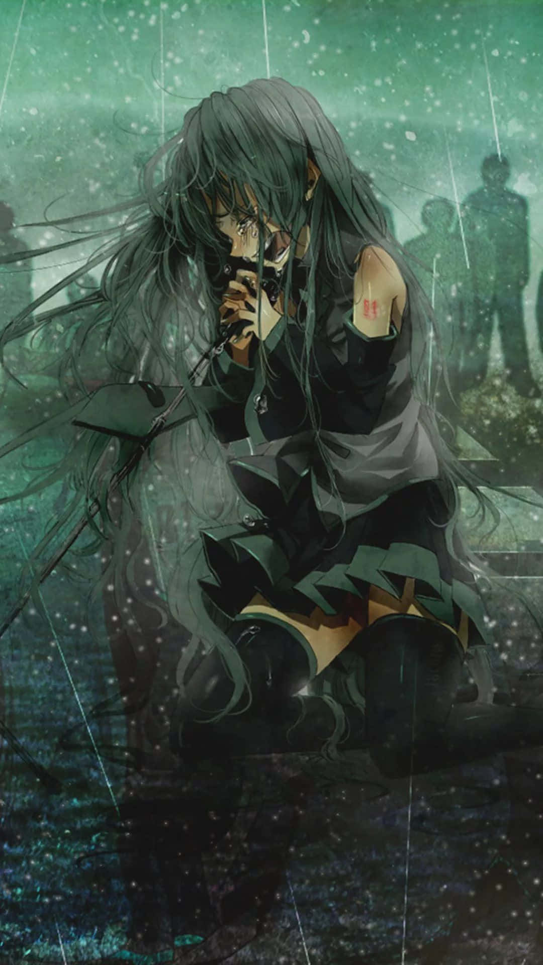 桌布 壁紙 — 一個憂鬱的動漫女孩，長長的黑髮，跪在雨中，手裡拿著手機，模糊的身影在她身後若隱若現，背景是陰暗的綠色。