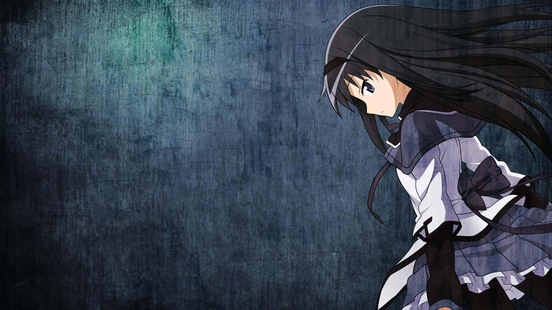 Cute Aesthetic Anime Desktop 桌布 壁紙 — 一個憂鬱的動漫女孩，長長的黑髮，穿著校服，靠著帶有紋理的深藍色牆壁。