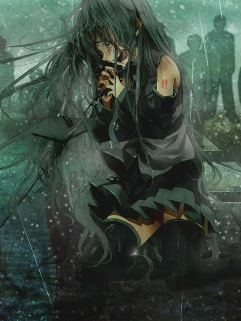 anime crying 桌布 壁紙 — 一個憂鬱的動漫女孩，長長的黑髮，蜷縮在雨中，緊握著手機，模糊的身影在她身後隱現，籠罩在陰暗的綠色世界中。