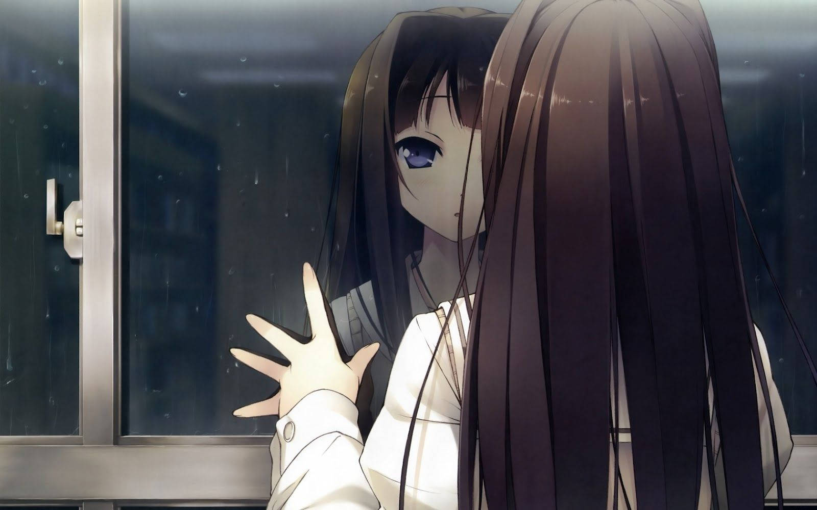 Sad Girl 桌布 壁紙 — 一個憂鬱的動漫女孩，長長的黑髮，凝視著雨水斑駁的窗外，她的手按在玻璃上。