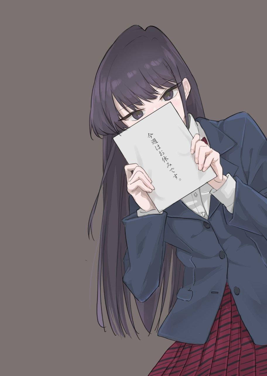 動漫女孩 桌布 壁紙 — 一個憂鬱的動漫女孩，長長的黑髮，穿著校服，在純灰色背景前用一封信遮住臉。