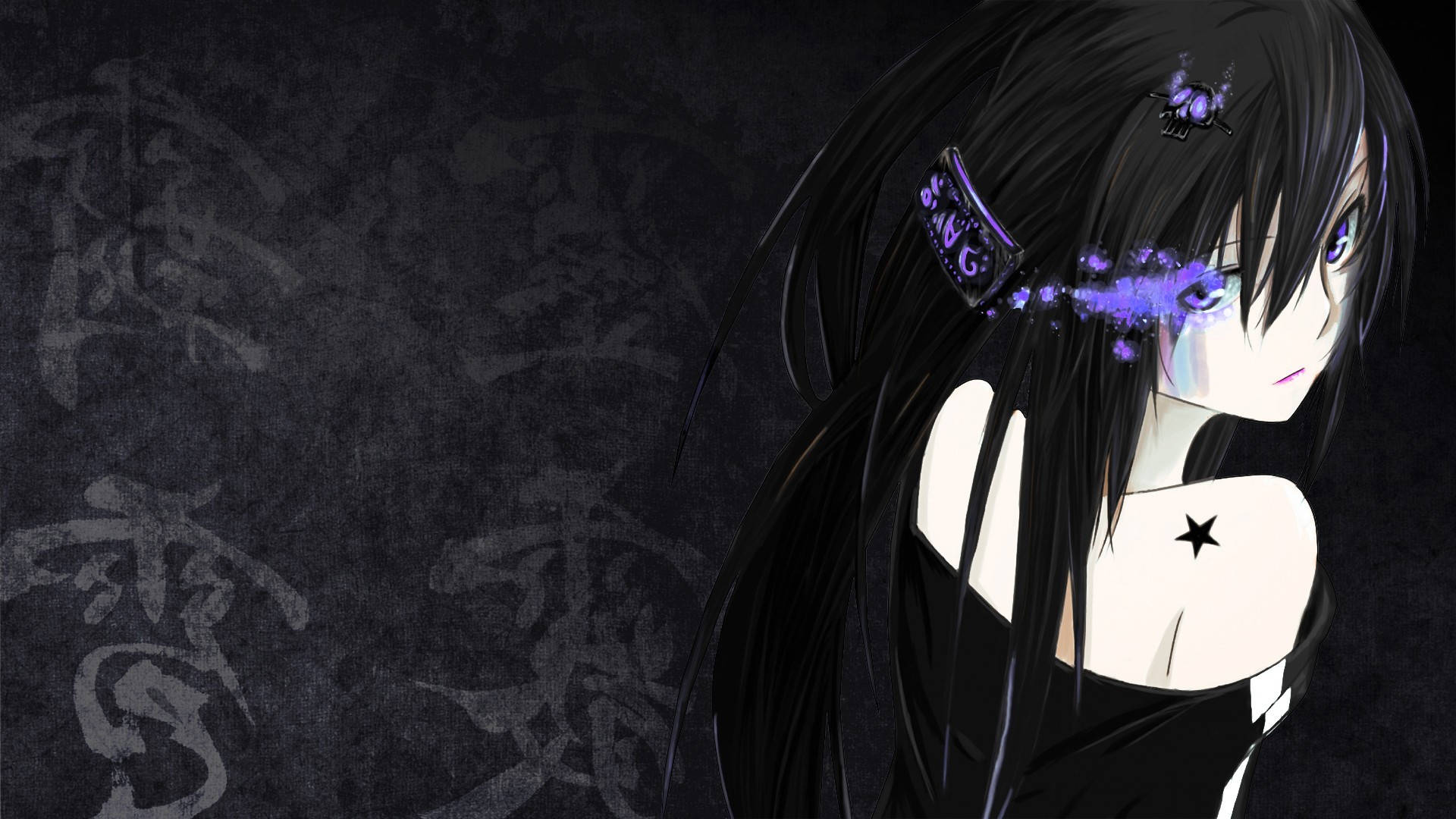 Anime Desktop 桌布 壁紙 — 一個憂鬱的動漫女孩，黑髮紫眼，在帶有褪色漢字的深色紋理背景上流下發光的眼淚。