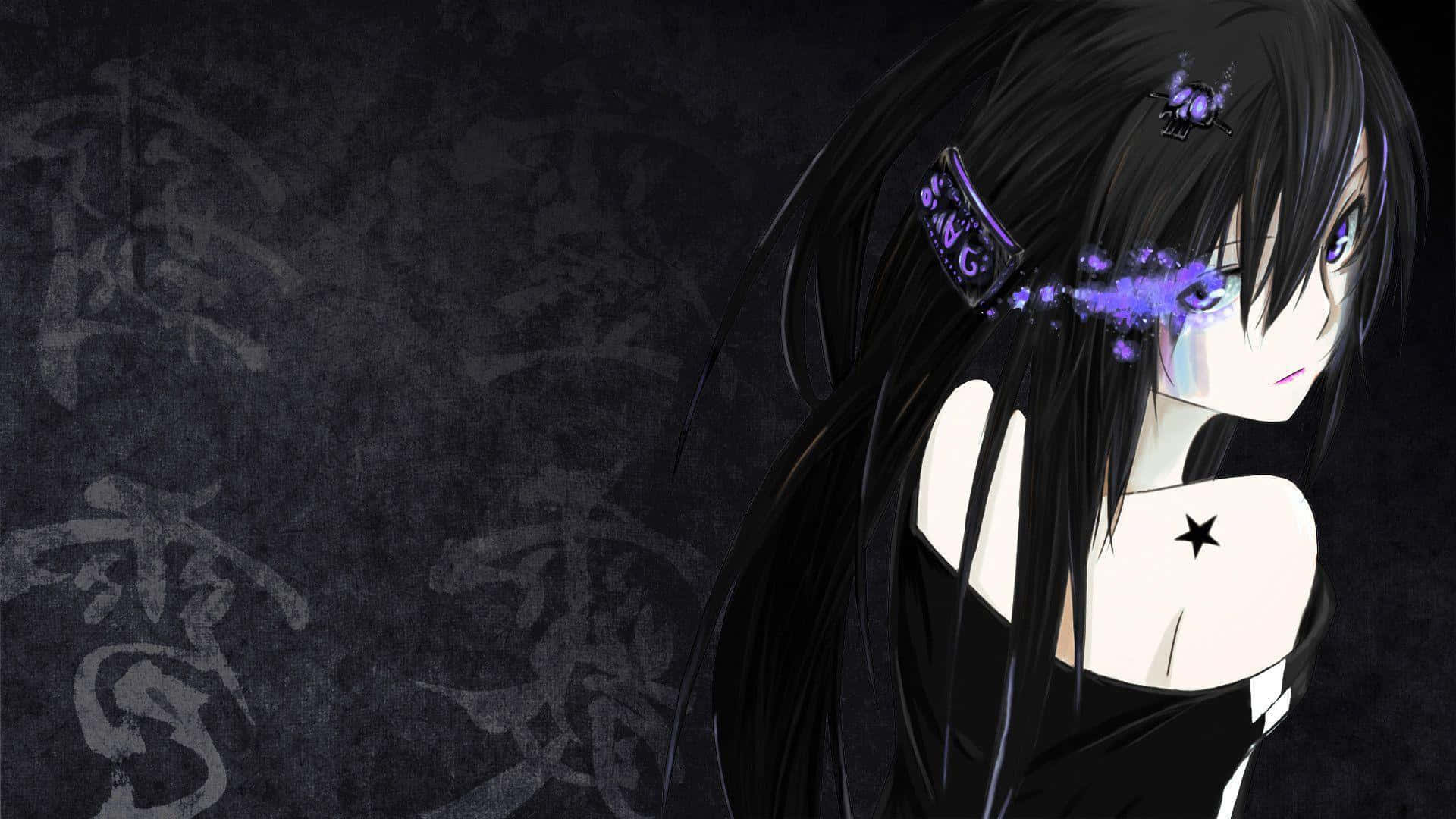 Anime Girl Black Hair 桌布 壁紙 — 一個憂鬱的動漫女孩，黑髮紫眼，在帶有褪色書法的深色紋理背景上流下發光的眼淚。