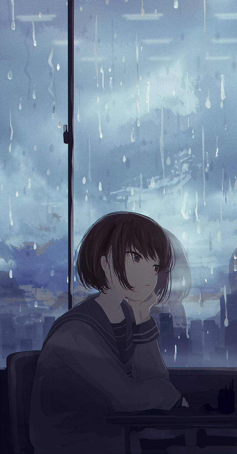 Sad Anime Phone 桌布 壁紙 — 一個憂鬱的動漫女孩穿著校服，凝視著被雨水打濕的窗外，在暴風雨的天空下陰沉的城市景觀。