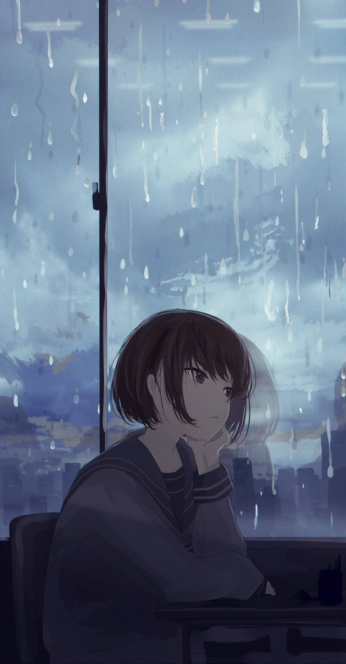 Raining 桌布 壁紙 — 一個憂鬱的動漫女孩穿著校服，凝視著雨水斑駁的窗外，模糊的城市天際線在陰鬱的藍天下。