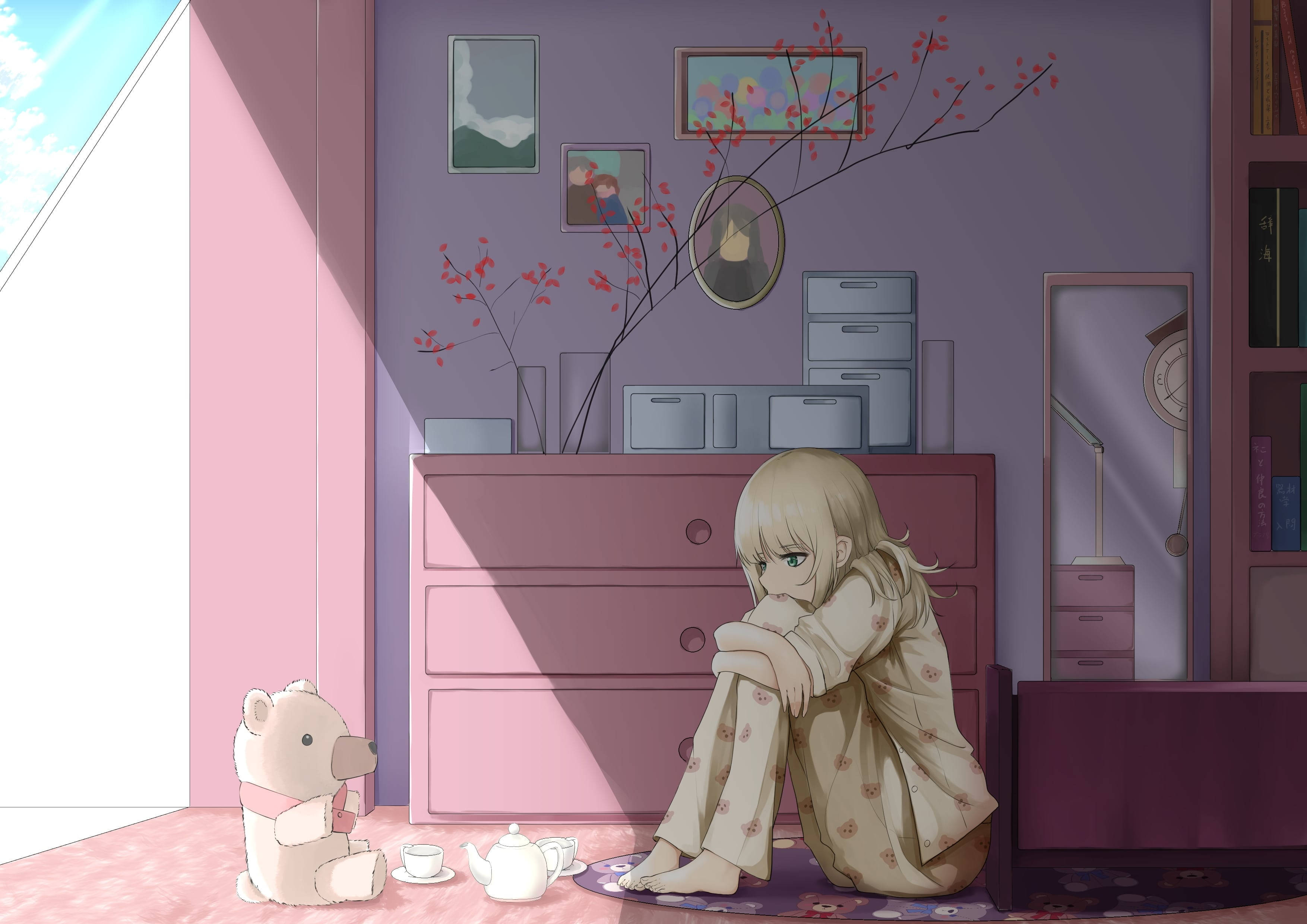 aesthetic sad anime girl 桌布 壁紙 — 一個憂鬱的動漫女孩穿著睡衣坐在花卉地毯上，旁邊有一隻泰迪熊和茶壺，在一個陽光普照的粉紅色房間裡。