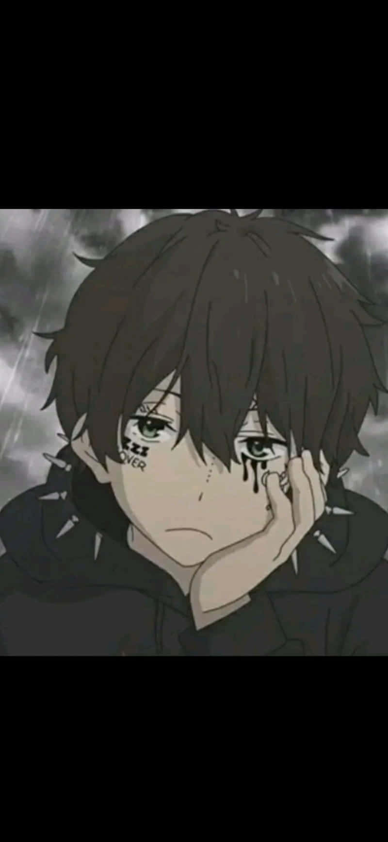 Dark Anime Boy 桌布 壁紙 — 一個憂鬱的動漫男孩，深色頭髮，臉上掛著淚痕，在暴風雨的灰色天空下，將臉頰靠在手上。
