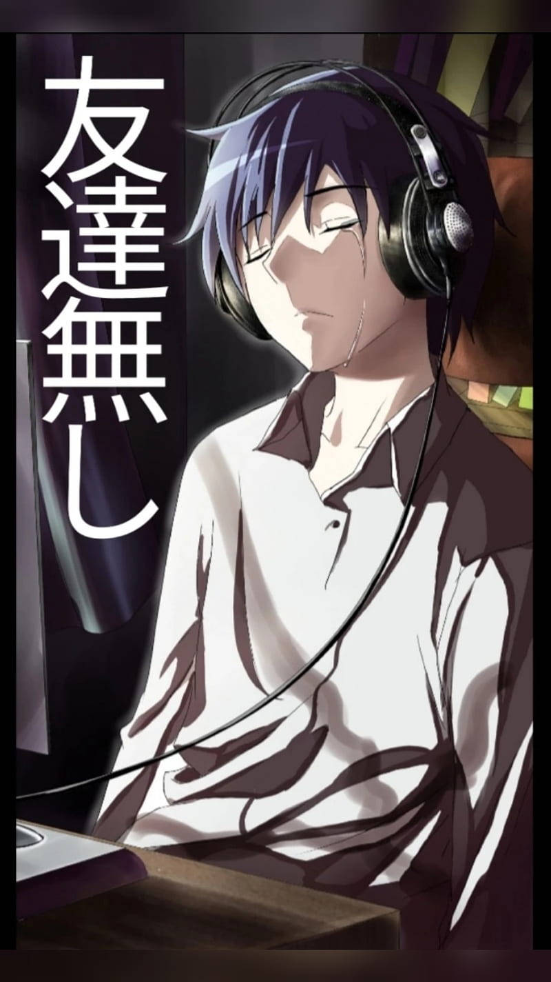 動漫男孩 桌布 壁紙 — 一個憂鬱的動漫男孩，紫色頭髮，戴著耳機，坐在光線昏暗的房間裡的書桌前，牆上有日文字。