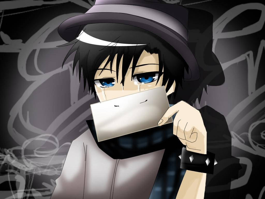 動漫男孩 桌布 壁紙 — 一個憂鬱的動漫男孩，藍眼睛黑頭髮，在塗鴉斑駁的灰色牆前，將白色面具舉在嘴前。