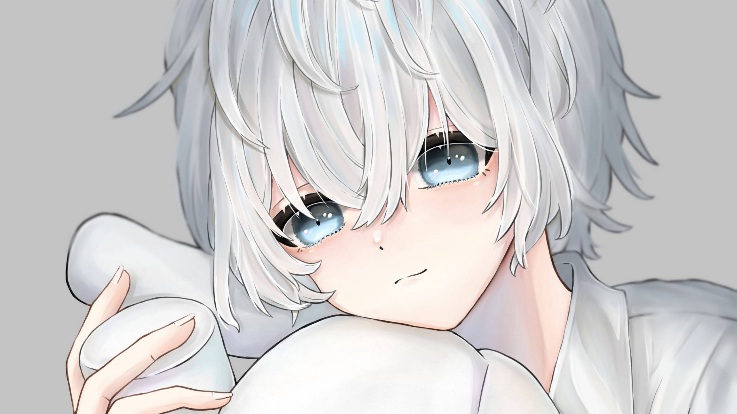 White Anime 桌布 壁紙 — 一個憂鬱的動漫男孩，銀髮藍眼，在柔和的灰色背景前抱著一個白色枕頭。