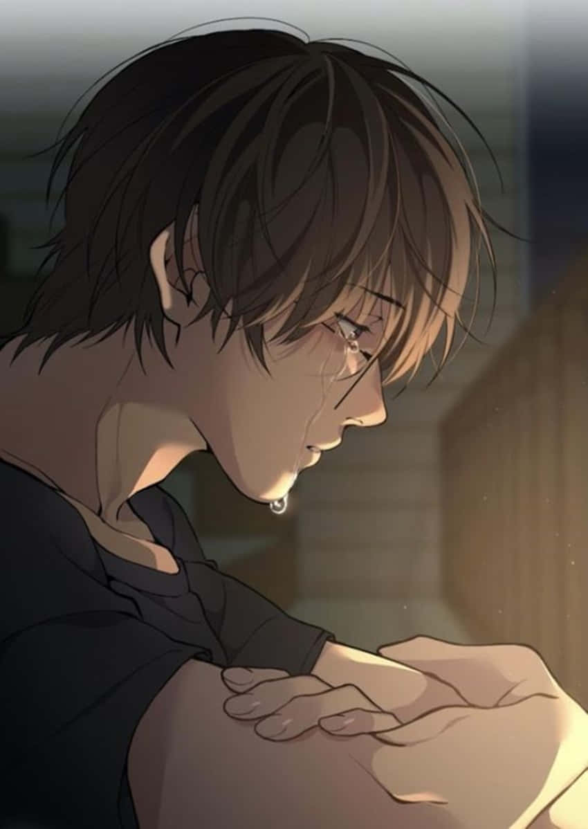 桌布 壁紙 — 一個憂鬱的動漫男孩，黑髮戴眼鏡，在昏暗的房間裡把頭靠在手臂上流淚。